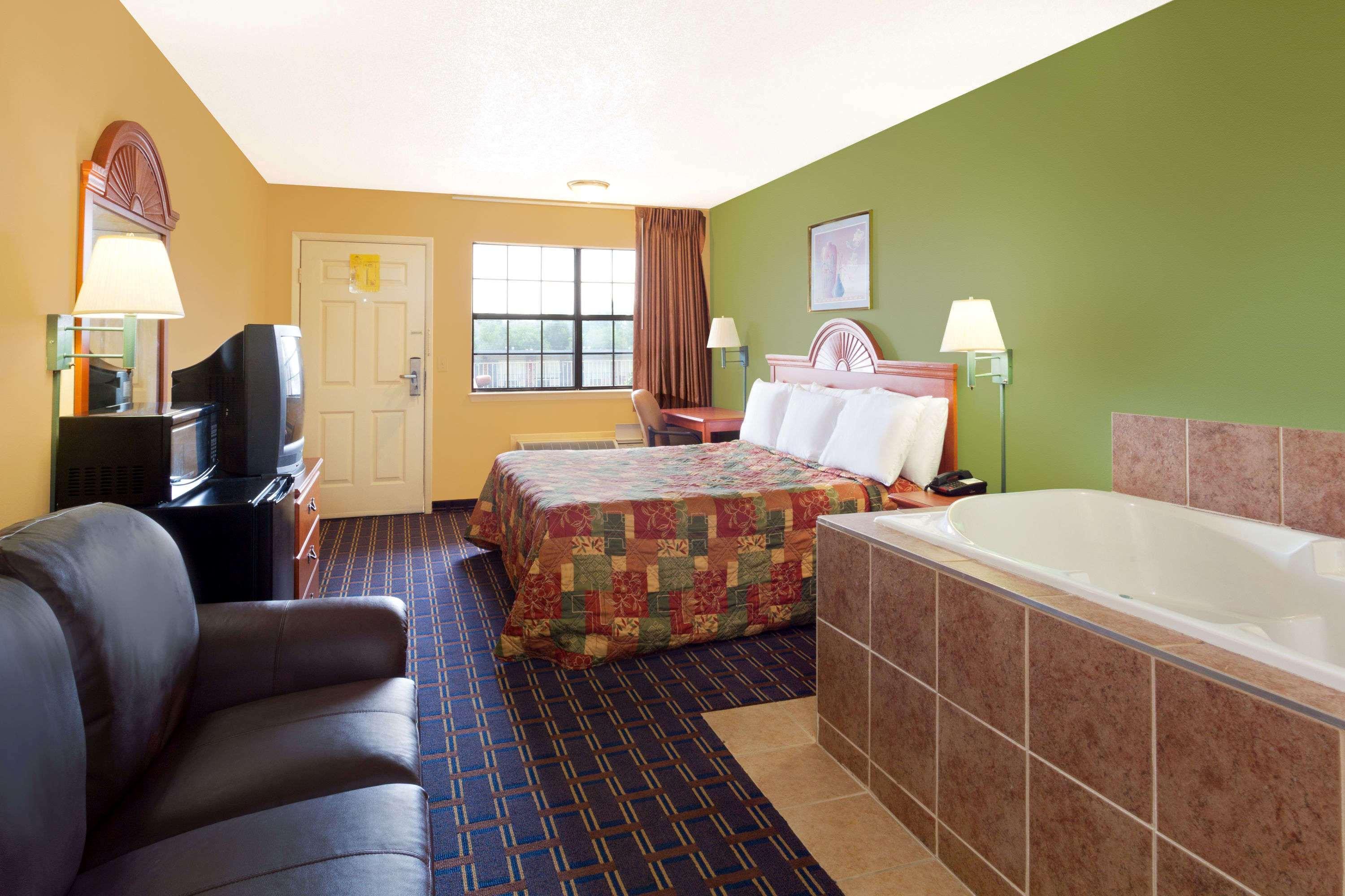 Days Inn By Wyndham Downtown-Nashville West Trinity Lane Exteriör bild